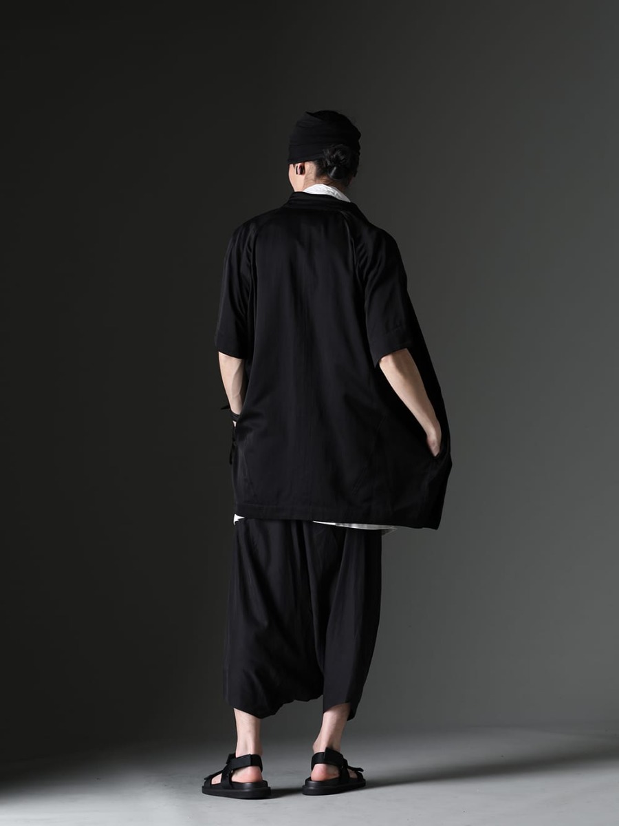 Julius / UMA WANG 2023SS - Oversized short-sleeved jacket with kite silhouette as the base - 817JAM3(Cupro/Cotton/Linen Satin Short Sleeve Jacket) 819SHM3-offwhite(Rayon/Cotton Cloth Drape Neck Pullover Off White) 819ACU3-black(Cotton/Cupro Jersey Hair Band Black) 819ACU2-black(Cow Leather Belt Bracelet Black) 817PAM15(Cupro/Cotton Twill Over Crotch Pants) US9561-Black(Mens Sandal Black) - 1-004
