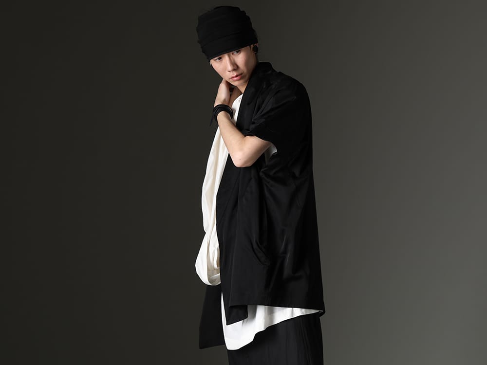 Julius 2023SS - Pullover shirt with draped snood neck - 817JAM3(Cupro/Cotton/Linen Satin Short Sleeve Jacket) 819SHM3-offwhite(Rayon/Cotton Cloth Drape Neck Pullover Off White) 819ACU3-black(Cotton/Cupro Jersey Hair Band Black) 819ACU2-black(Cow Leather Belt Bracelet Black) - 2-001