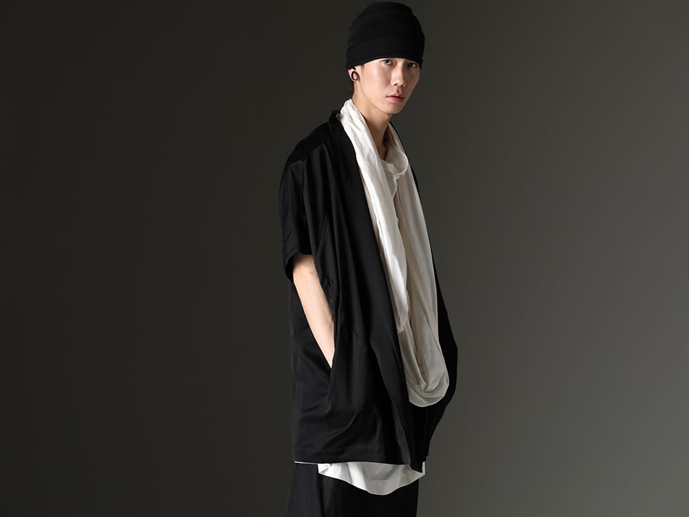 Julius 2023SS - Pullover shirt with draped snood neck - 817JAM3(Cupro/Cotton/Linen Satin Short Sleeve Jacket) 819SHM3-offwhite(Rayon/Cotton Cloth Drape Neck Pullover Off White) 819ACU3-black(Cotton/Cupro Jersey Hair Band Black) - 2-002