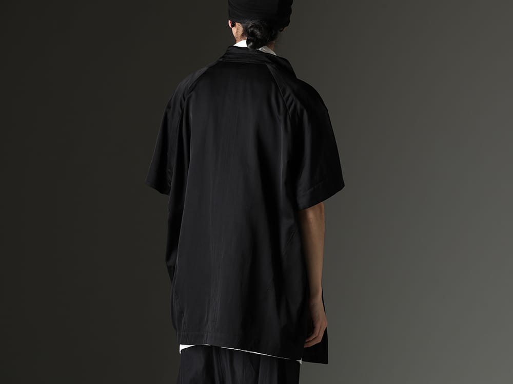 Julius 2023SS - Pullover shirt with draped snood neck - 817JAM3(Cupro/Cotton/Linen Satin Short Sleeve Jacket) 819ACU3-black(Cotton/Cupro Jersey Hair Band Black) - 2-003