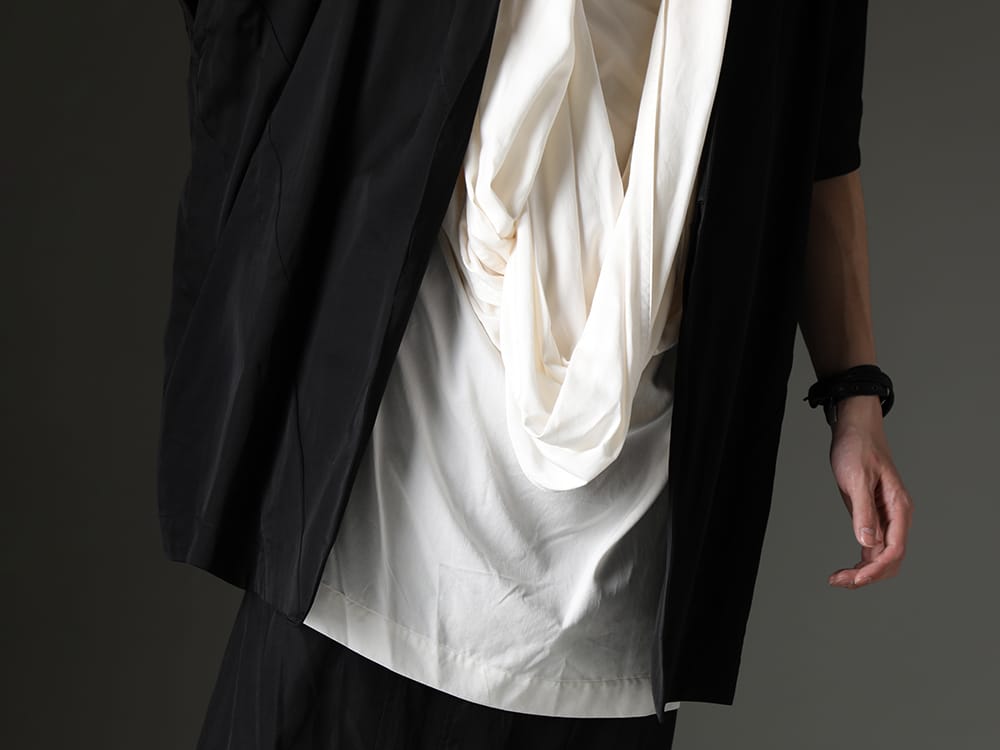 Julius 2023SS - Pullover shirt with draped snood neck - 817JAM3(Cupro/Cotton/Linen Satin Short Sleeve Jacket) 819SHM3-offwhite(Rayon/Cotton Cloth Drape Neck Pullover Off White) 819ACU2-black(Cow Leather Belt Bracelet Black) - 2-005