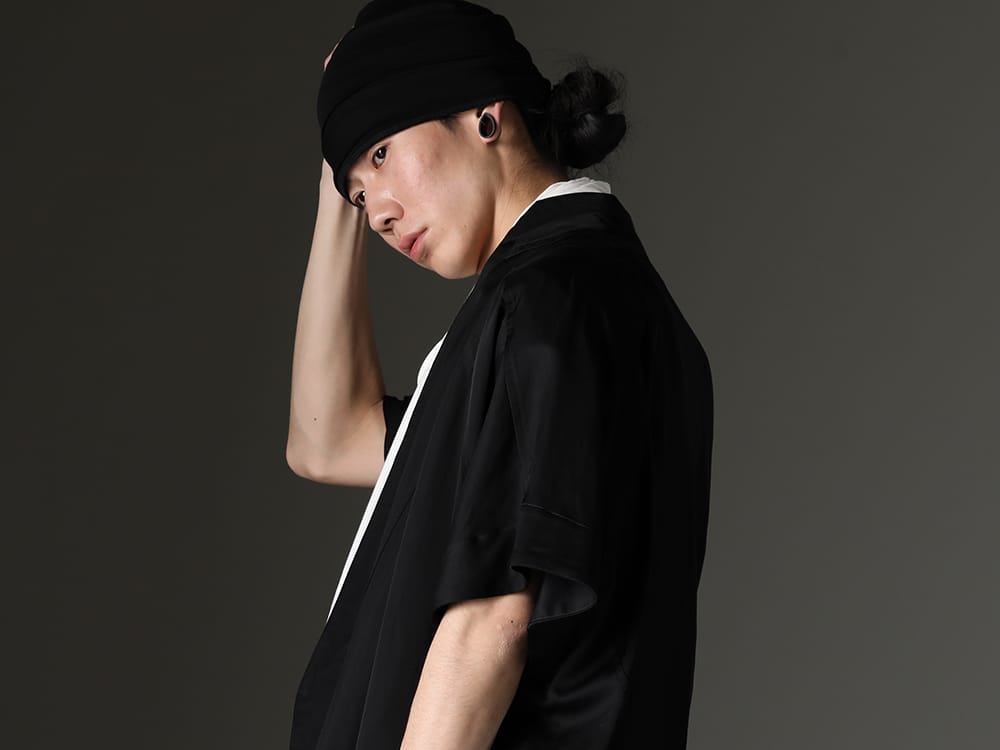 Julius 2023SS - Pullover shirt with draped snood neck - 817JAM3(Cupro/Cotton/Linen Satin Short Sleeve Jacket) 819SHM3-offwhite(Rayon/Cotton Cloth Drape Neck Pullover Off White) 819ACU3-black(Cotton/Cupro Jersey Hair Band Black) - 2-006