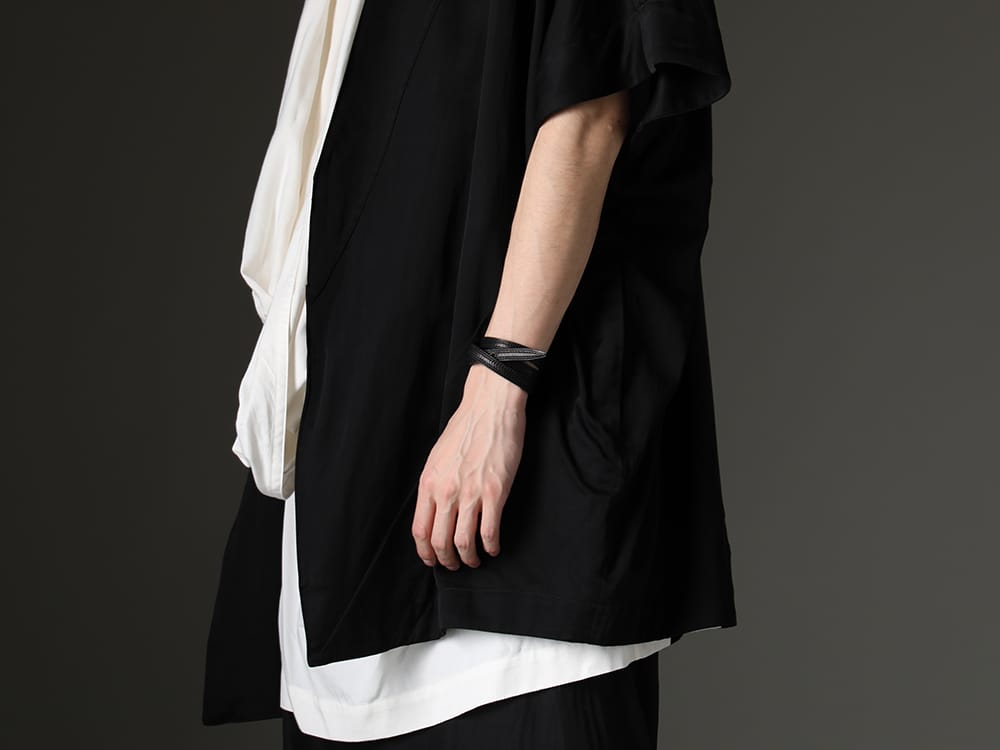 Julius 2023SS - Pullover shirt with draped snood neck - 817JAM3(Cupro/Cotton/Linen Satin Short Sleeve Jacket) 819SHM3-offwhite(Rayon/Cotton Cloth Drape Neck Pullover Off White) 819ACU2-black(Cow Leather Belt Bracelet Black) - 2-007
