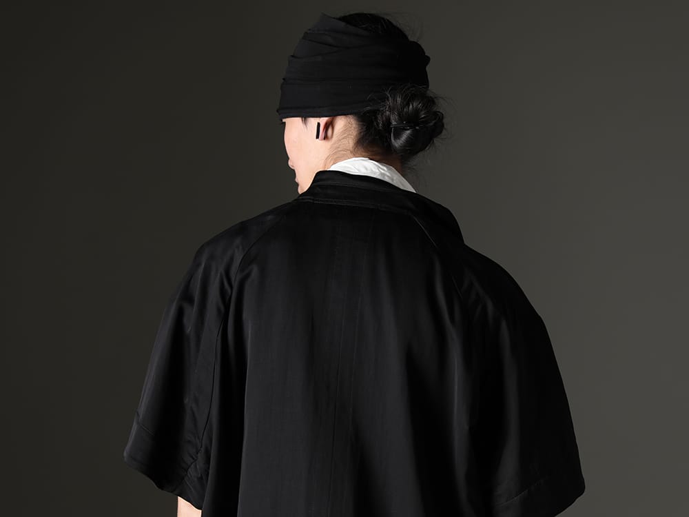 Julius 2023SS - Pullover shirt with draped snood neck - 817JAM3(Cupro/Cotton/Linen Satin Short Sleeve Jacket) 819ACU3-black(Cotton/Cupro Jersey Hair Band Black) - 2-008