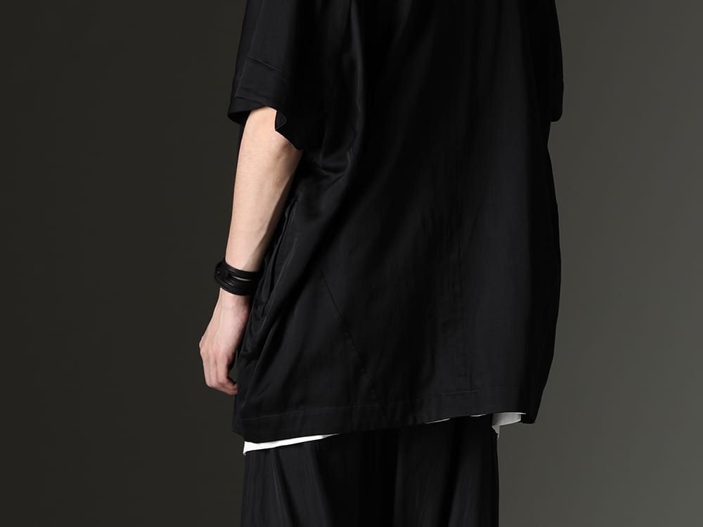 Julius 2023SS - Pullover shirt with draped snood neck - 817JAM3(Cupro/Cotton/Linen Satin Short Sleeve Jacket) - 2-009