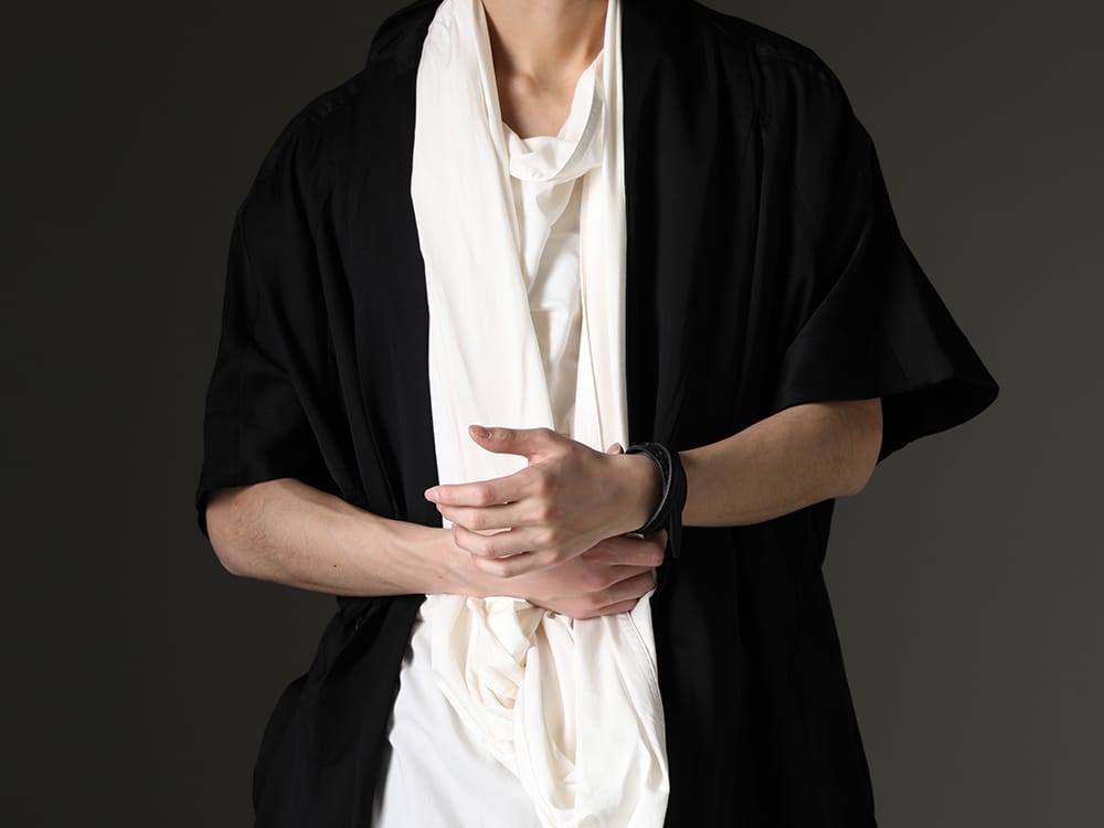 Julius 2023SS - Pullover shirt with draped snood neck - 817JAM3(Cupro/Cotton/Linen Satin Short Sleeve Jacket) 819SHM3-offwhite(Rayon/Cotton Cloth Drape Neck Pullover Off White) 819ACU2-black(Cow Leather Belt Bracelet Black) - 2-010