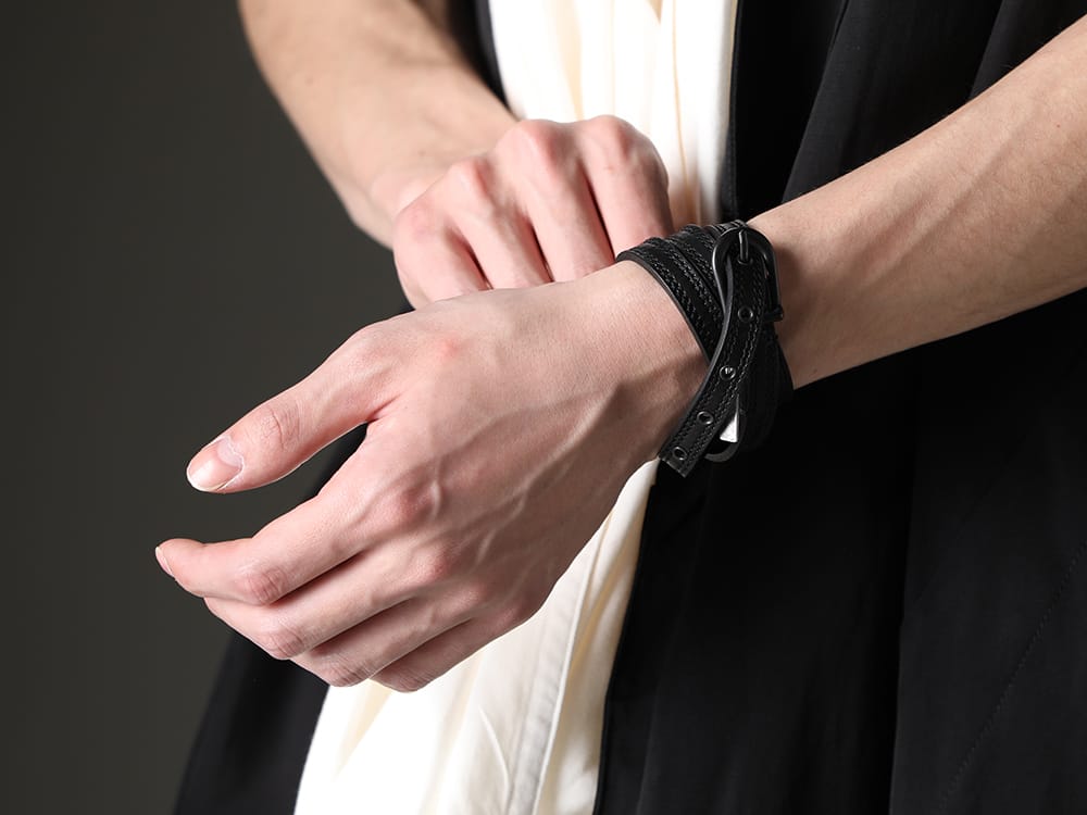 Julius 2023SS - Pullover shirt with draped snood neck - 819ACU2-black(Cow Leather Belt Bracelet Black) - 2-011