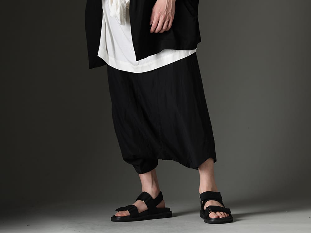 Julius / UMA WANG 2023SS elect crotch pants that have an impact on the thickness. - 817PAM15(Cupro/Cotton Twill Over Crotch Pants) US9561-Black(Mens Sandal Black) - 3-001