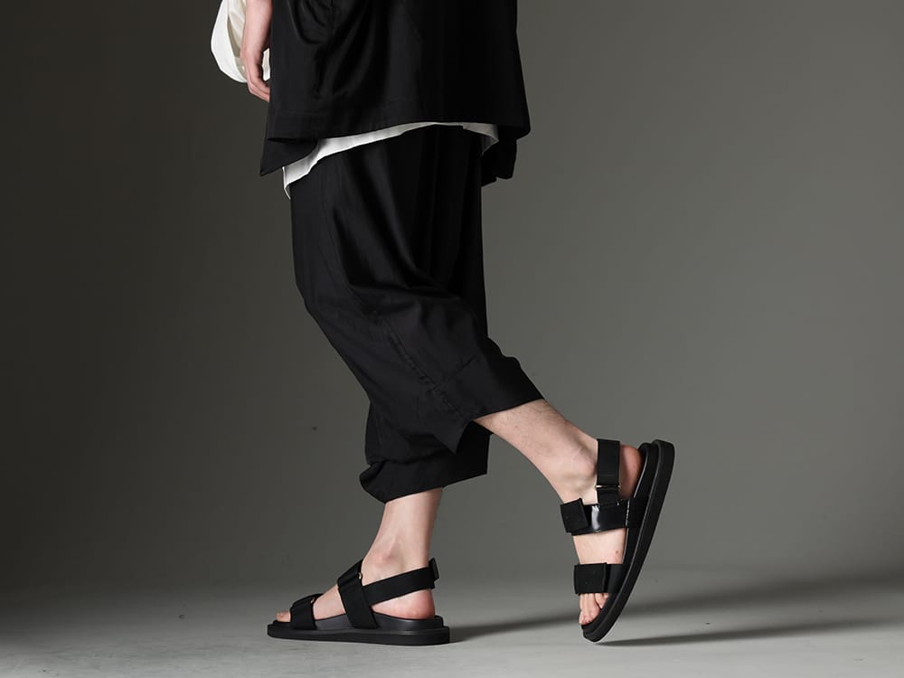 Julius / UMA WANG 2023SS elect crotch pants that have an impact on the thickness. - 817PAM15(Cupro/Cotton Twill Over Crotch Pants) US9561-Black(Mens Sandal Black) - 3-002