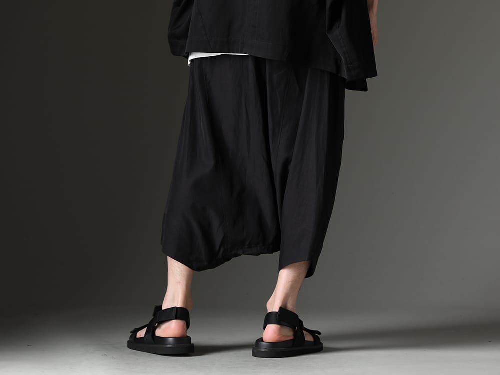 Julius / UMA WANG 2023SS elect crotch pants that have an impact on the thickness. - 817PAM15(Cupro/Cotton Twill Over Crotch Pants) US9561-Black(Mens Sandal Black) - 3-003