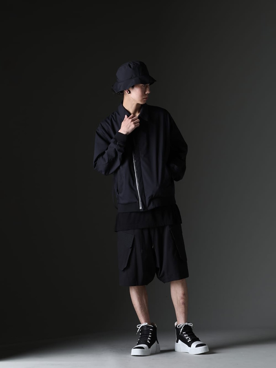 アクロニウム / ユリウス / デヴォア / ボリス ビジャン サベリ 2023SS スタイリング - 画像の詳細(スタイリング全体の詳細) - アクロニウムのステルスカーゴジャケットをメインにしたミックススタイル - J111TS-CH(Stealth Cargo Jacket) 817CPM2(コットン/モダール ジャージ プリント ショートスリーブTシャツ) FC3-WS(Field Cover Hat) PTI-SDDH(カーゴ ショートパンツ ショーラー ダイナミック) 202-BAMBA1.1(バンバ 1.1 ブラック Y ライトグレー / ホワイト ソール) - 1-001