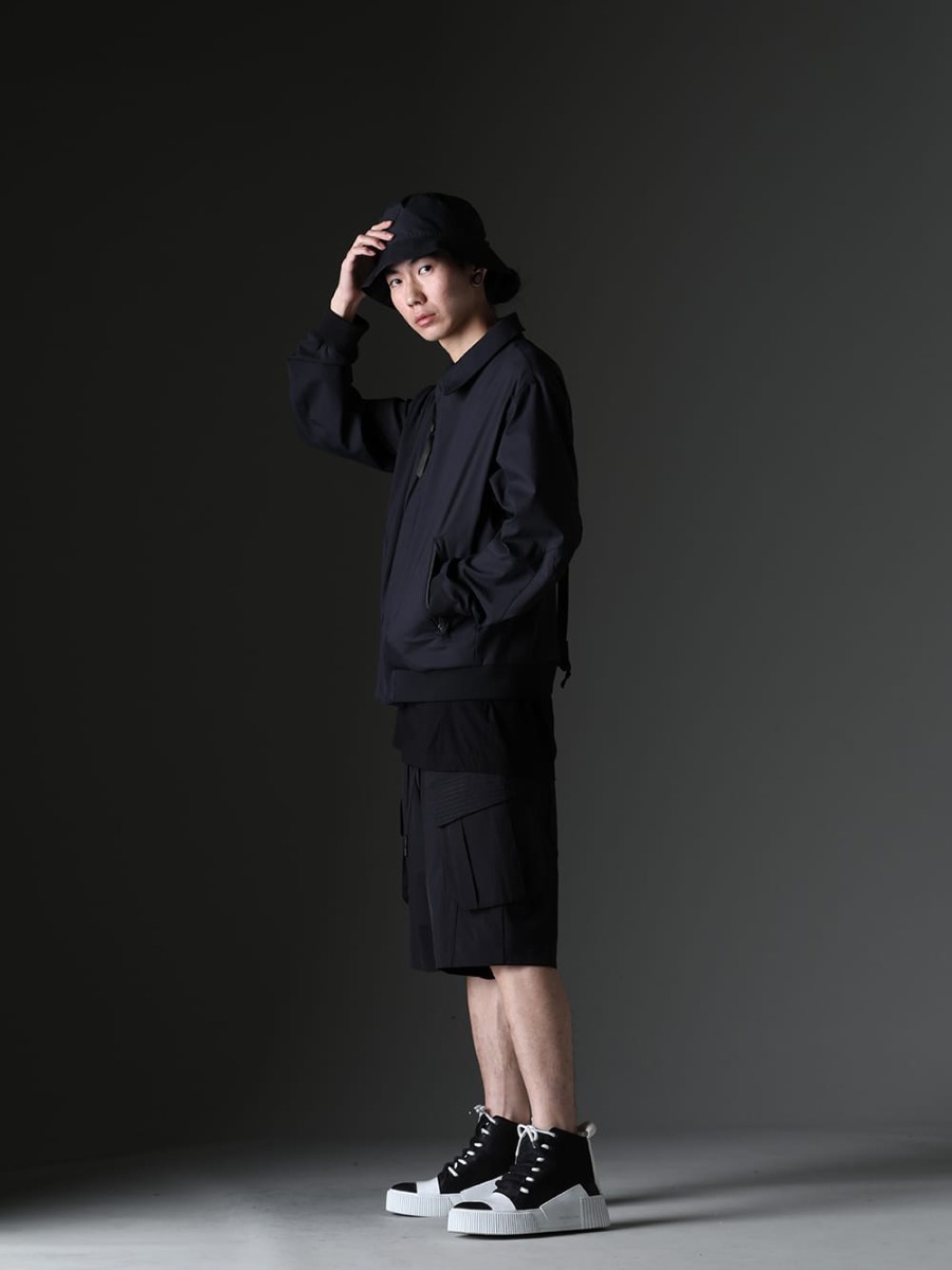 アクロニウム / ユリウス / デヴォア / ボリス ビジャン サベリ 2023SS - アクロニウムのステルスカーゴジャケットをメインにしたミックススタイル - J111TS-CH(Stealth Cargo Jacket) 817CPM2(コットン/モダール ジャージ プリント ショートスリーブTシャツ) FC3-WS(Field Cover Hat) PTI-SDDH(カーゴ ショートパンツ ショーラー ダイナミック) 202-BAMBA1.1(バンバ 1.1 ブラック Y ライトグレー / ホワイト ソール) - 1-002