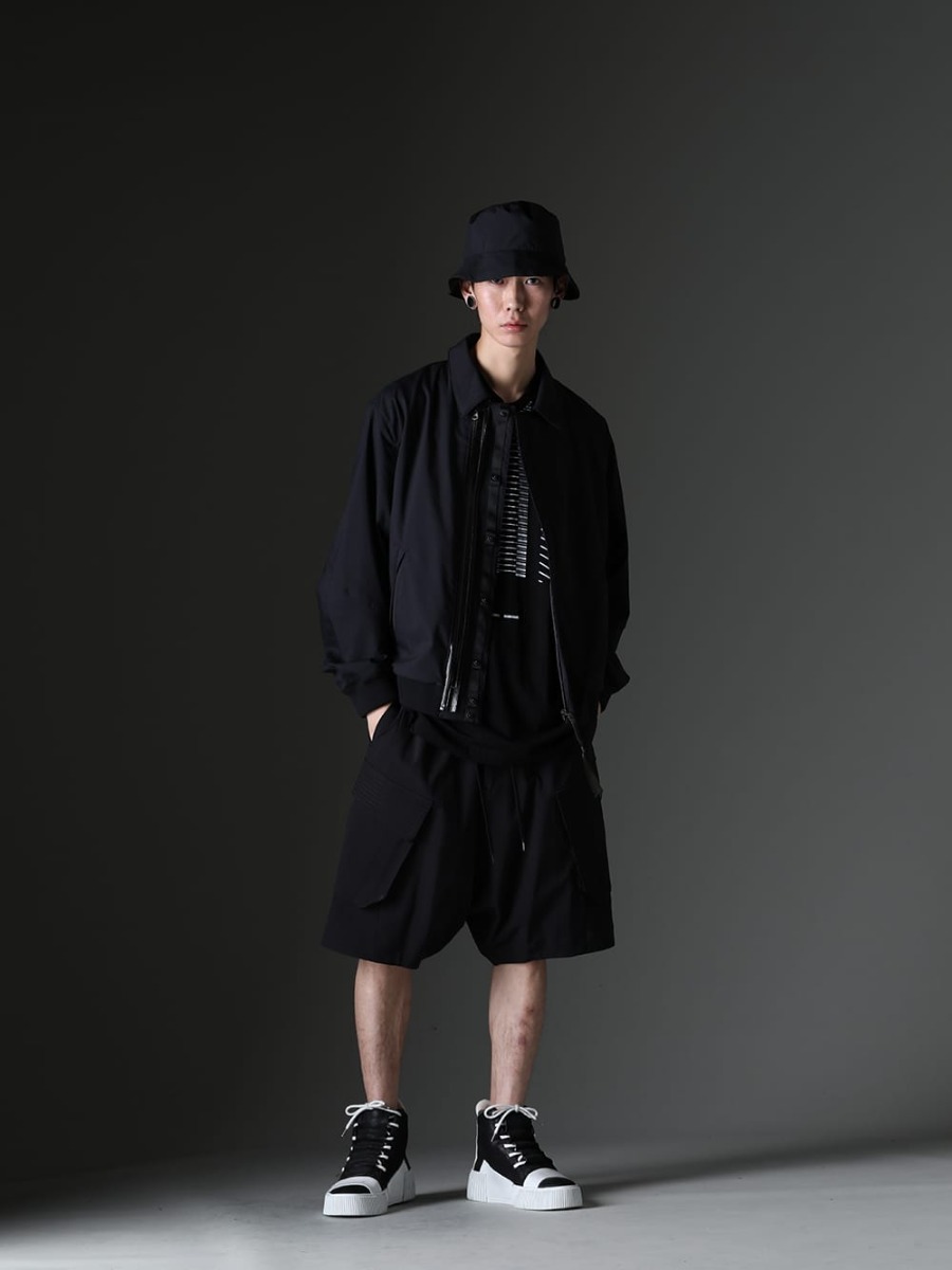 アクロニウム / ユリウス / デヴォア / ボリス ビジャン サベリ 2023SS - アクロニウムのステルスカーゴジャケットをメインにしたミックススタイル - J111TS-CH(Stealth Cargo Jacket) 817CPM2(コットン/モダール ジャージ プリント ショートスリーブTシャツ) FC3-WS(Field Cover Hat) PTI-SDDH(カーゴ ショートパンツ ショーラー ダイナミック) 202-BAMBA1.1(バンバ 1.1 ブラック Y ライトグレー / ホワイト ソール) - 1-004