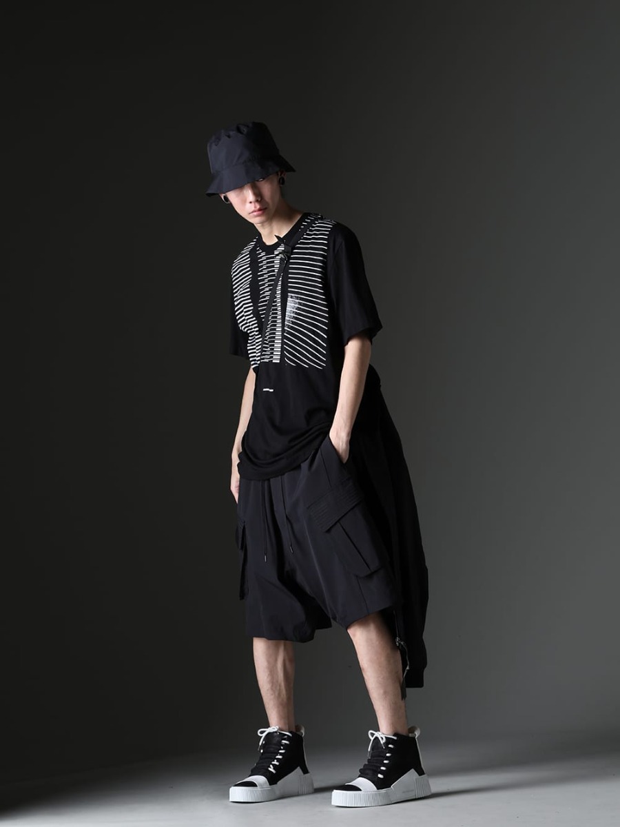 アクロニウム / ユリウス / デヴォア / ボリス ビジャン サベリ 2023SS - アクロニウムのステルスカーゴジャケットをメインにしたミックススタイル - J111TS-CH(Stealth Cargo Jacket) 817CPM2(コットン/モダール ジャージ プリント ショートスリーブTシャツ) FC3-WS(Field Cover Hat) PTI-SDDH(カーゴ ショートパンツ ショーラー ダイナミック) 202-BAMBA1.1(バンバ 1.1 ブラック Y ライトグレー / ホワイト ソール) - 1-005