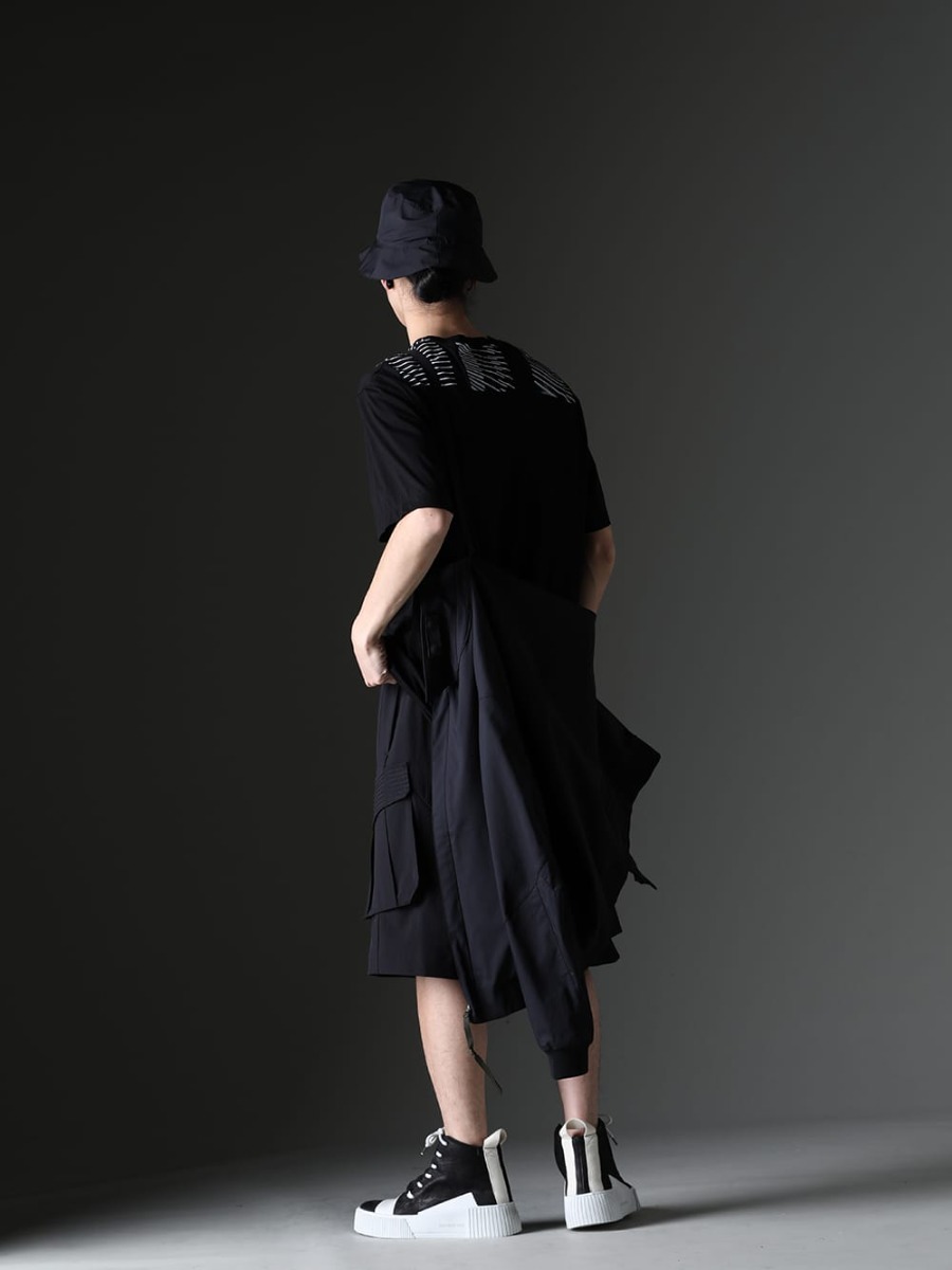 アクロニウム / ユリウス / デヴォア / ボリス ビジャン サベリ 2023SS - アクロニウムのステルスカーゴジャケットをメインにしたミックススタイル - J111TS-CH(Stealth Cargo Jacket) 817CPM2(コットン/モダール ジャージ プリント ショートスリーブTシャツ) FC3-WS(Field Cover Hat) PTI-SDDH(カーゴ ショートパンツ ショーラー ダイナミック) 202-BAMBA1.1(バンバ 1.1 ブラック Y ライトグレー / ホワイト ソール) - 1-006