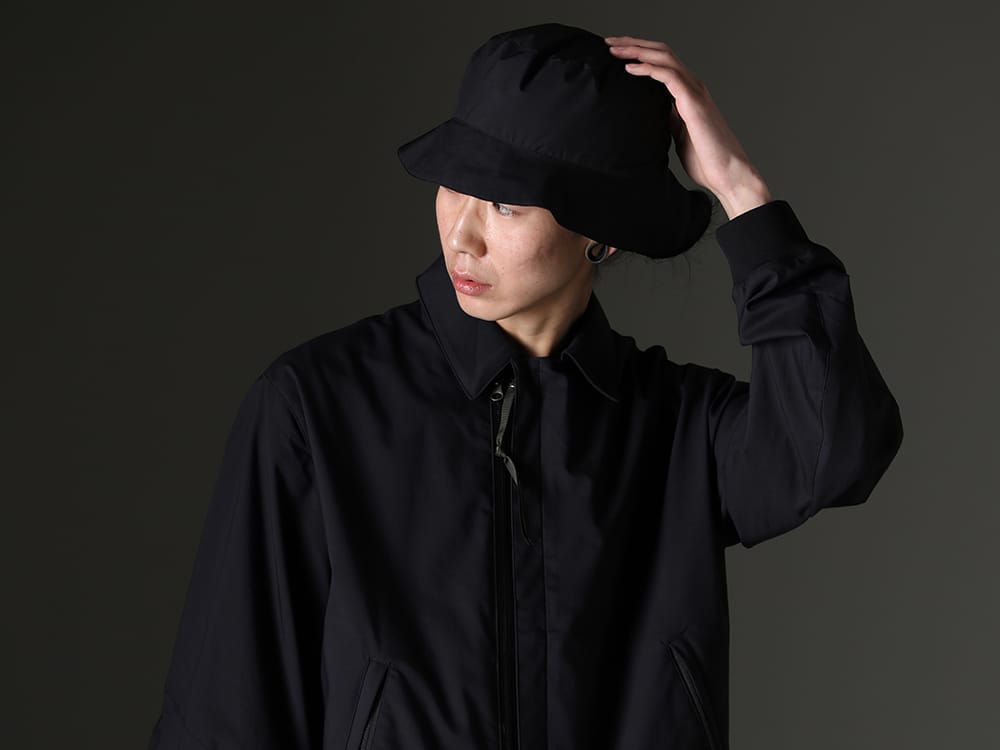 アクロニウム / ユリウス 2023SS - 小さな荷物を多数収納が可能なACRONYMらしい機能を搭載したジャケットにユリウスのインナーをセレクト - J111TS-CH(Stealth Cargo Jacket) FC3-WS(Field Cover Hat) - 2-004