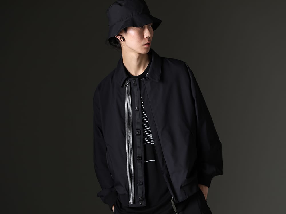 アクロニウム / ユリウス 2023SS - 小さな荷物を多数収納が可能なACRONYMらしい機能を搭載したジャケットにユリウスのインナーをセレクト - J111TS-CH(Stealth Cargo Jacket) 817CPM2(コットン/モダール ジャージ プリント ショートスリーブTシャツ) FC3-WS(Field Cover Hat) - 2-010