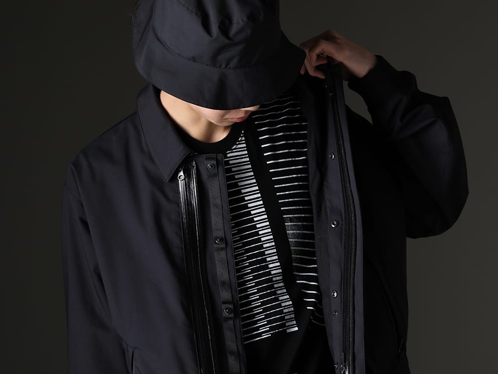 アクロニウム / ユリウス 2023SS - 小さな荷物を多数収納が可能なACRONYMらしい機能を搭載したジャケットにユリウスのインナーをセレクト - J111TS-CH(Stealth Cargo Jacket) 817CPM2(コットン/モダール ジャージ プリント ショートスリーブTシャツ) FC3-WS(Field Cover Hat) - 2-011