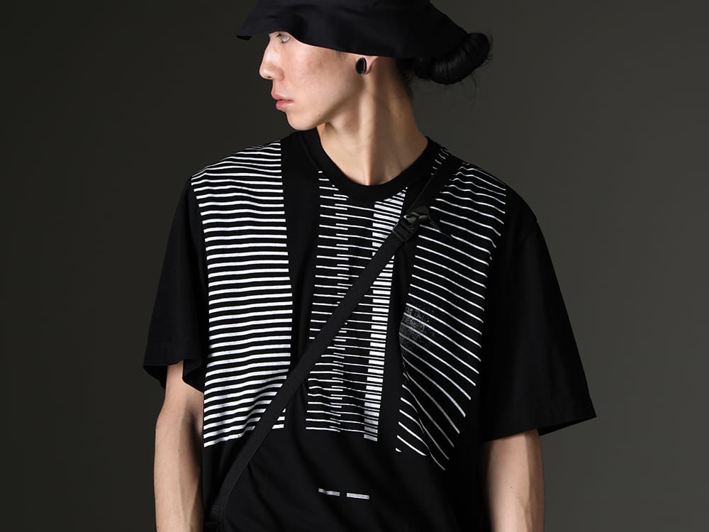 アクロニウム / ユリウス 2023SS - 小さな荷物を多数収納が可能なACRONYMらしい機能を搭載したジャケットにユリウスのインナーをセレクト - J111TS-CH(Stealth Cargo Jacket) 817CPM2(コットン/モダール ジャージ プリント ショートスリーブTシャツ) - 2-012