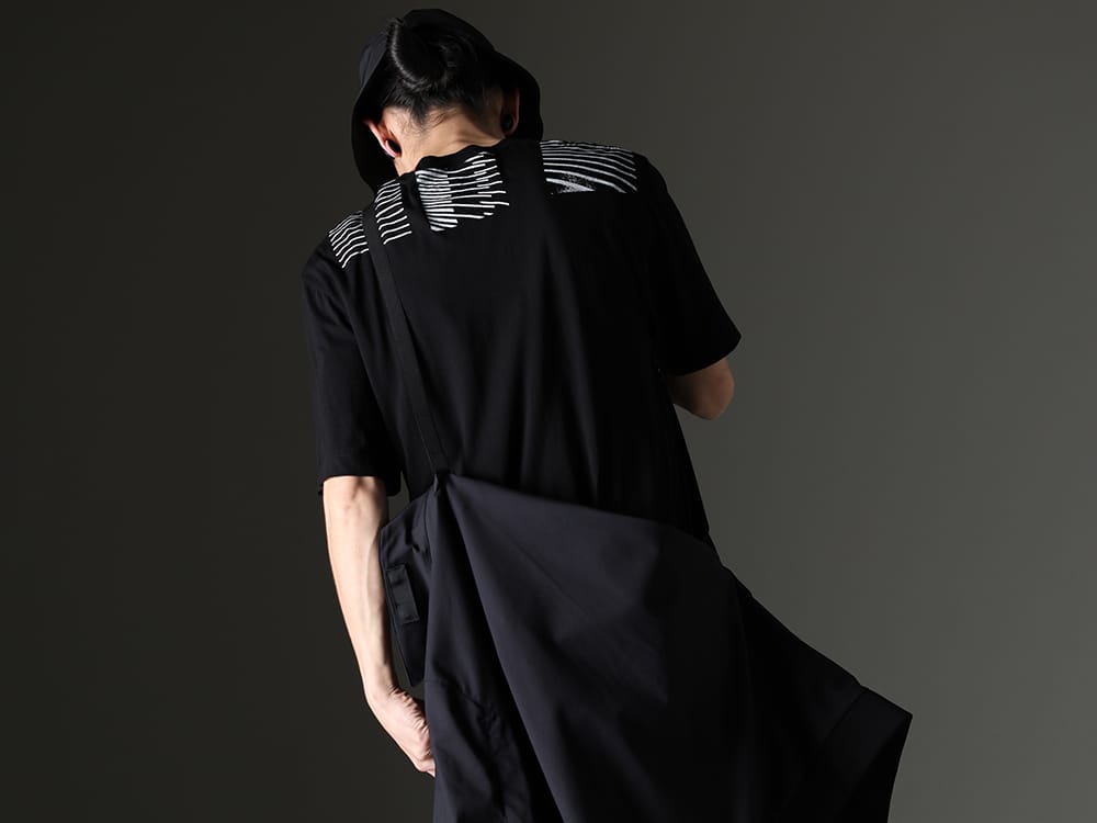 アクロニウム / ユリウス 2023SS - 小さな荷物を多数収納が可能なACRONYMらしい機能を搭載したジャケットにユリウスのインナーをセレクト - J111TS-CH(Stealth Cargo Jacket) 817CPM2(コットン/モダール ジャージ プリント ショートスリーブTシャツ) - 2-013