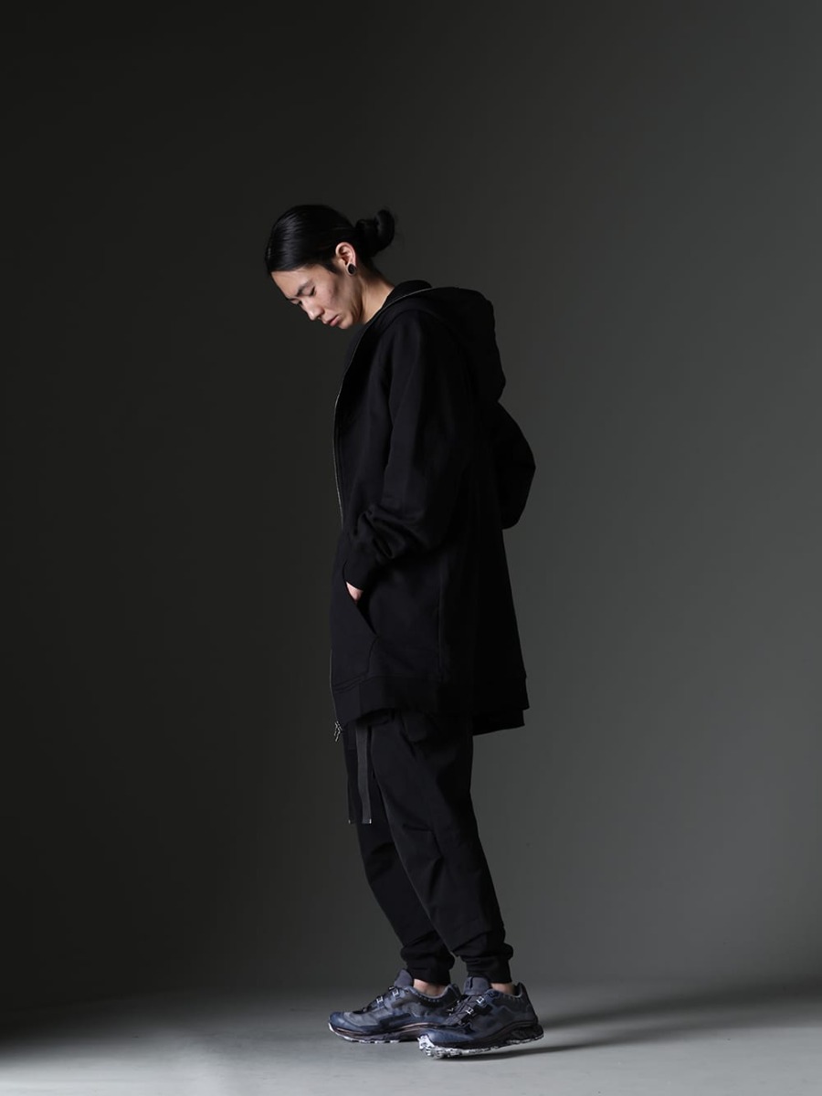 JULIUS(ユリウス) / D.HYGEN(ディーハイゲン) / ACRONYM(アクロニウム) / 11 by Boris Bidjan Saberi(イレブン バイ ボリス ビジャン サベリ) 2023SS - 確立したブランドらしさを持つアイテムで構築したブラックコーディネート - 819CUM1-black(フロントジップ スウェットフーディー ブラック) ST101-0823S-Charcoal(30/-ソフトコットンジャージーコールドダイベルトアジャスタブルTシャツ チャコール) P23Q-DS(Wide Drawcord Trousers) BAMBA5-11XS-Black-Dye(バンバ5 - 11XS - ブラックダイ) - 1-002