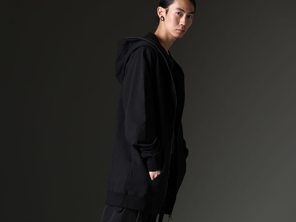 JULIUS(ユリウス) 2023SS - あえてベクトルの違うデザインのアイテムで存在感を作り上げる - 819CUM1-black(フロントジップ スウェットフーディー ブラック) - 2-002