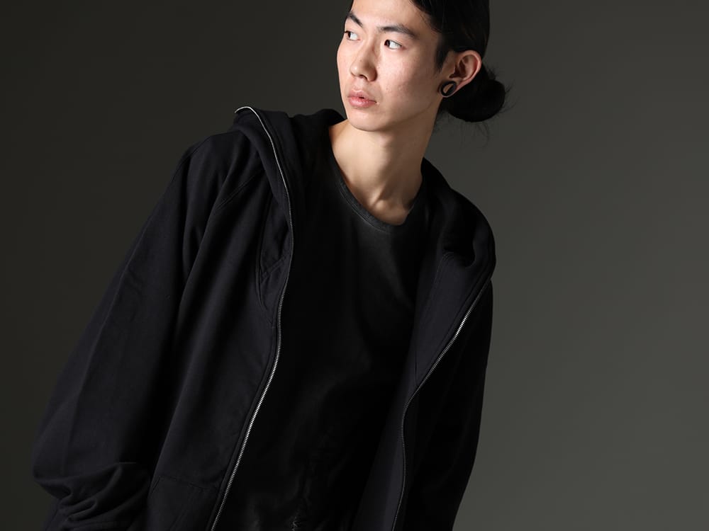 JULIUS(ユリウス) / D.HYGEN(ディーハイゲン) 2023SS - あえてベクトルの違うデザインのアイテムで存在感を作り上げる - 819CUM1-black(フロントジップ スウェットフーディー ブラック) ST101-0823S-Charcoal(30/-ソフトコットンジャージーコールドダイベルトアジャスタブルTシャツ チャコール) - 2-004