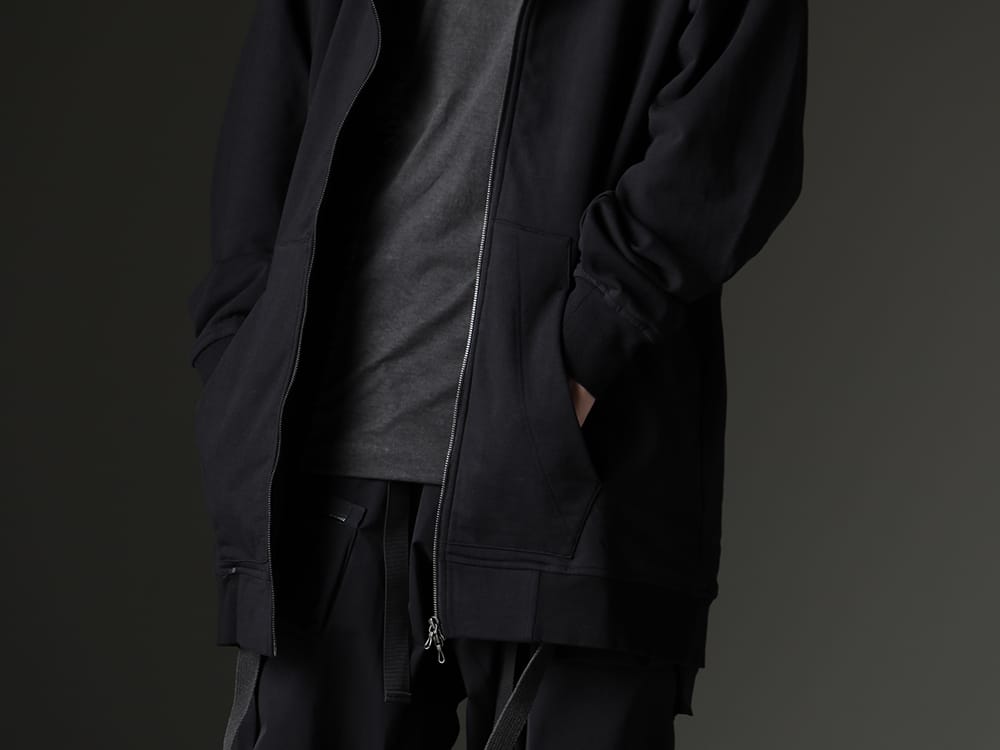 JULIUS(ユリウス) / D.HYGEN(ディーハイゲン) 2023SS - あえてベクトルの違うデザインのアイテムで存在感を作り上げる - 819CUM1-black(フロントジップ スウェットフーディー ブラック) ST101-0823S-Charcoal(30/-ソフトコットンジャージーコールドダイベルトアジャスタブルTシャツ チャコール) - 2-005