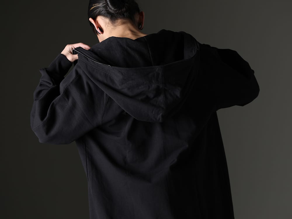 JULIUS(ユリウス) 2023SS - あえてベクトルの違うデザインのアイテムで存在感を作り上げる - 819CUM1-black(フロントジップ スウェットフーディー ブラック) - 2-007