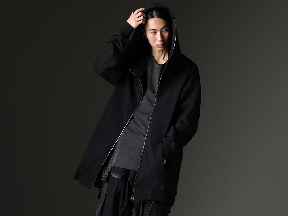 JULIUS(ユリウス) / D.HYGEN(ディーハイゲン) 2023SS - あえてベクトルの違うデザインのアイテムで存在感を作り上げる - 819CUM1-black(フロントジップ スウェットフーディー ブラック) ST101-0823S-Charcoal(30/-ソフトコットンジャージーコールドダイベルトアジャスタブルTシャツ チャコール) - 2-008