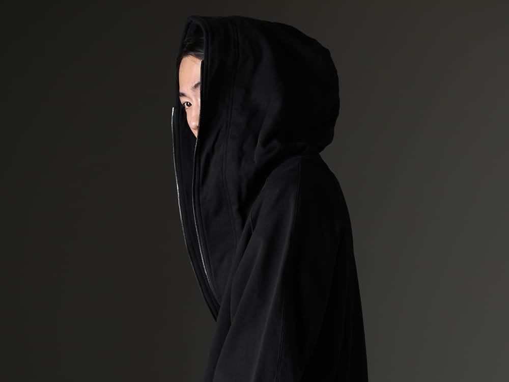 JULIUS(ユリウス) 2023SS - あえてベクトルの違うデザインのアイテムで存在感を作り上げる - 819CUM1-black(フロントジップ スウェットフーディー ブラック) - 2-010