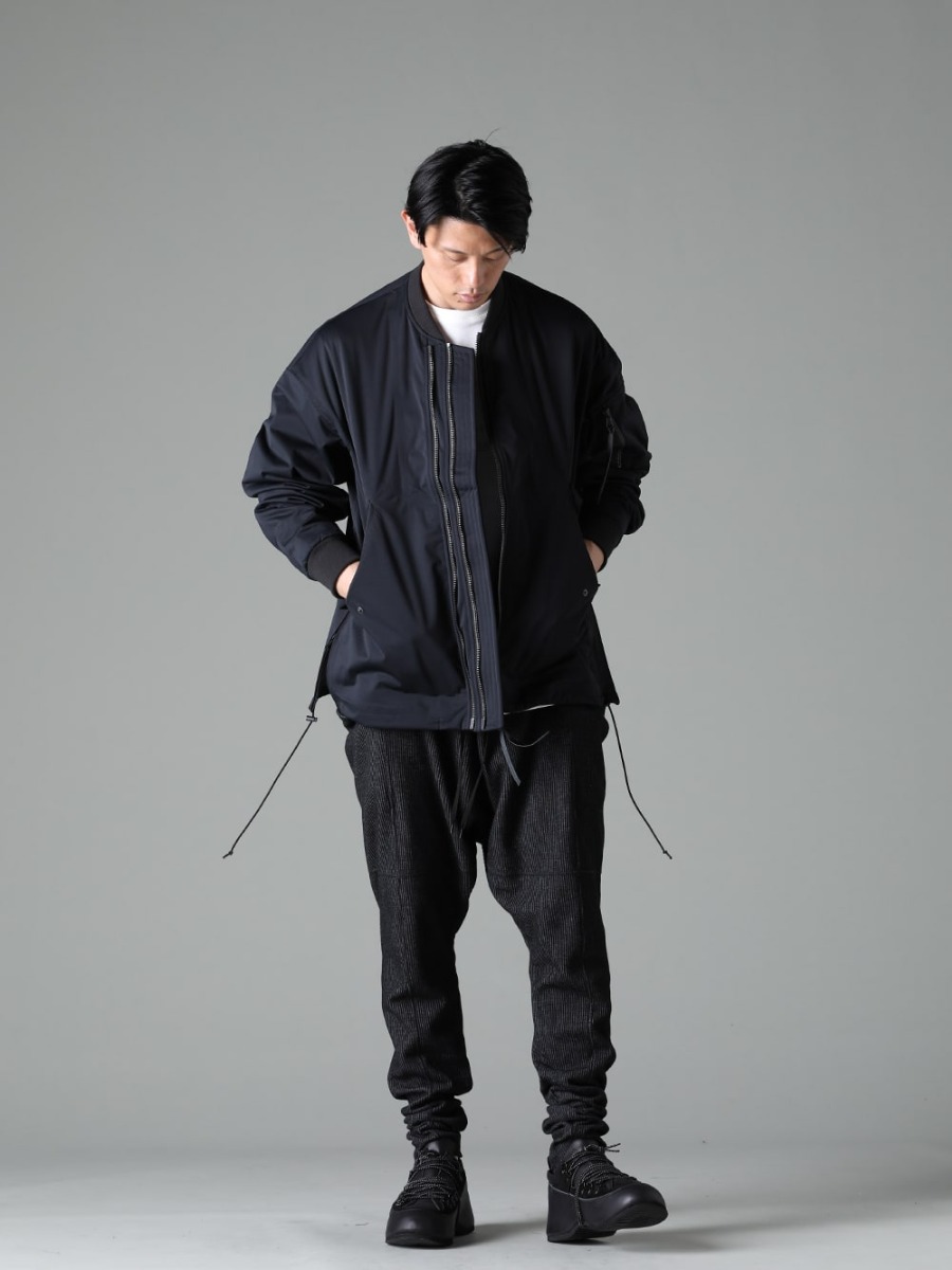 The Viridi-anne 23SS スタイリング オールブラックのカラーリングや素材やアイテムの選び方によって、メリハリのある印象 Active & Relaxing All-Black Coordinate - VI-3558-06-Black Water Repellent Finish Bomber Jacket Black VI-3609-01-Off-White Short-Sleeved Print T-Shirt Off-White VI-3595-04-Black Striped Knit Drop Crotch Pants Black VI-3620-09-Black in-heel shoes  1-001