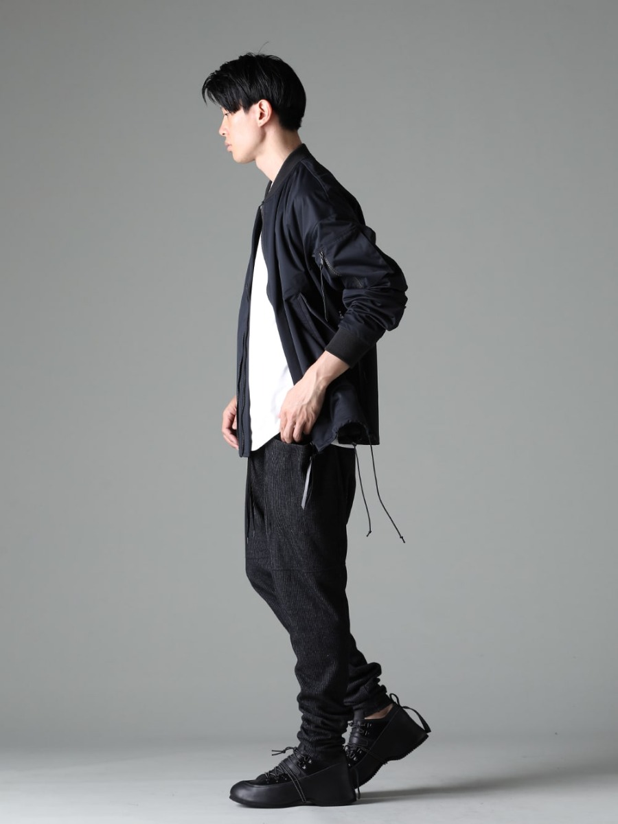 The Viridi-anne 23SS スタイリング Active & Relaxing All-Black Coordinate - VI-3558-06-Black Water Repellent Finish Bomber Jacket Black VI-3609-01-Off-White Short-Sleeved Print T-Shirt Off-White VI-3595-04-Black Striped Knit Drop Crotch Pants Black VI-3620-09-Black in-heel shoes  1-003