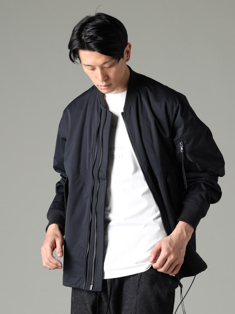 The Viridi-anne 23SS Spring Bomber Jacket Combining Basic Design and Functionality  - VI-3558-06-Black Water Repellent Finish Bomber Jacket Black VI-3609-01-Off-White Short-Sleeved Print T-Shirt Off-White 2-001