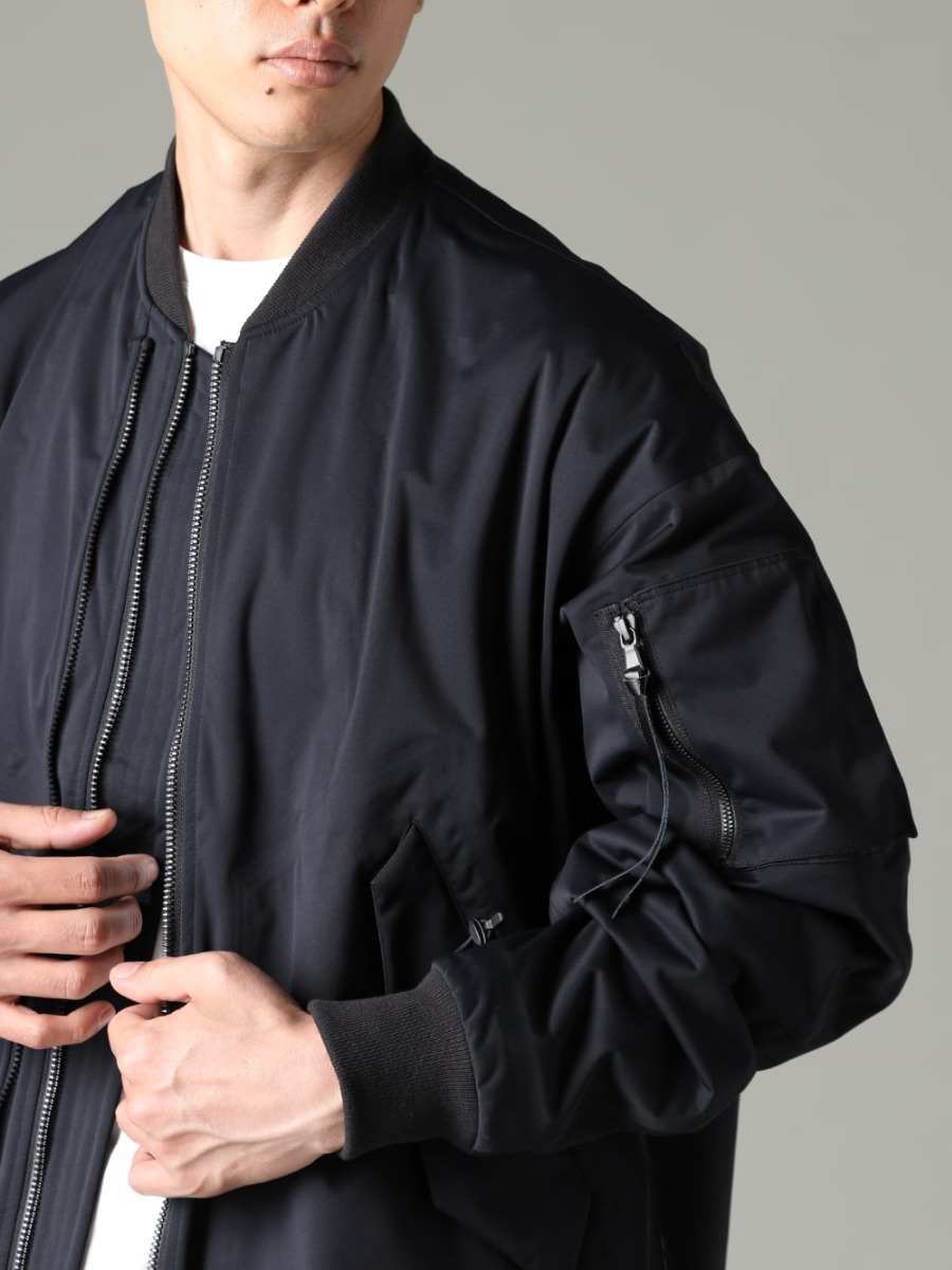 The Viridi-anne 23SS Spring Bomber Jacket Combining Basic Design and Functionality  - VI-3558-06-Black Water Repellent Finish Bomber Jacket Black VI-3609-01-Off-White Short-Sleeved Print T-Shirt Off-White 2-005