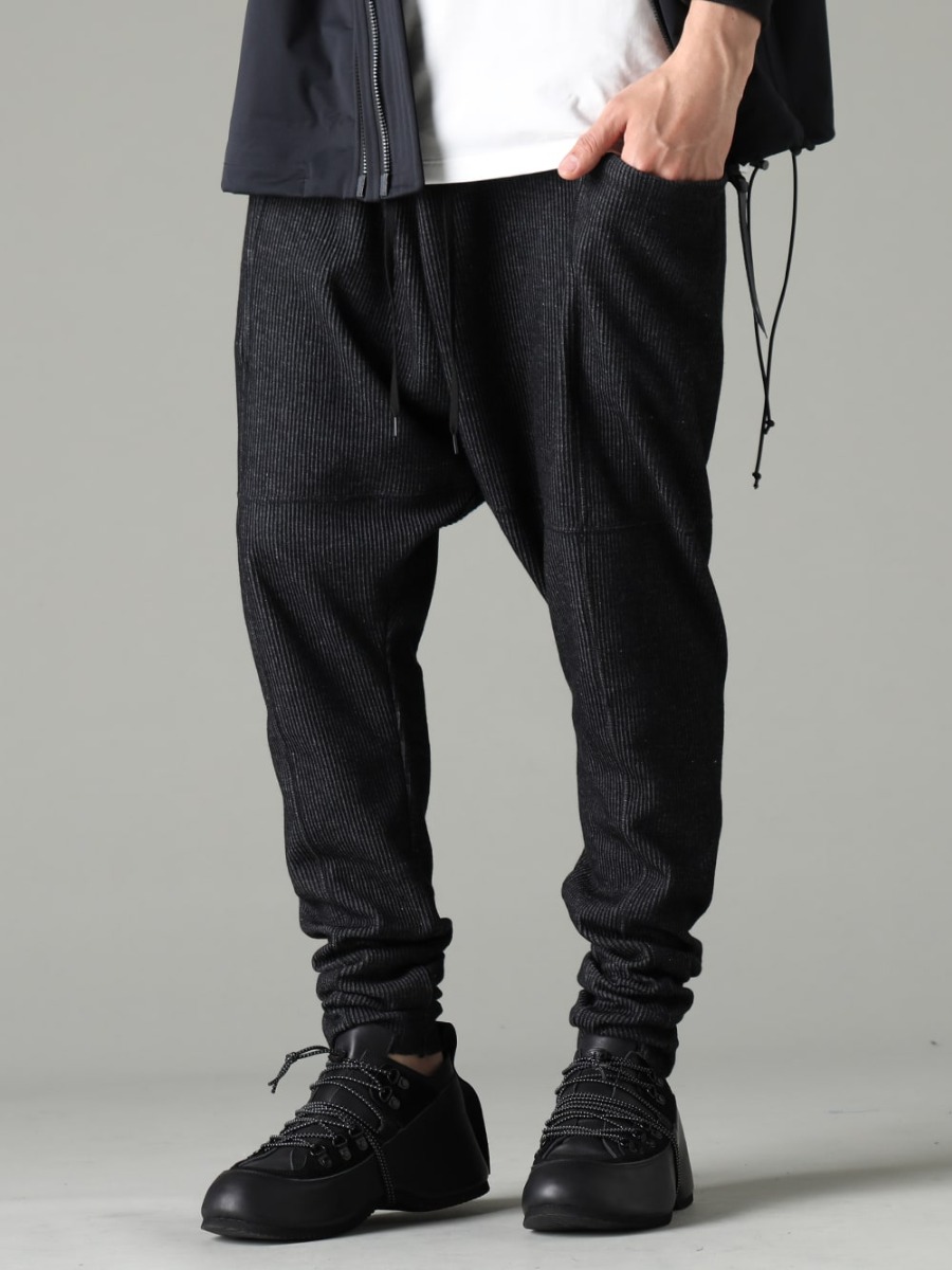 The Viridi-anne 23SS Relaxing Silhouette Pants with Stripe Knit and Drop Crotch VI-3595-04-Black Striped Knit Drop Crotch Pants Black VI-3620-09-Black in-heel shoes  3-001