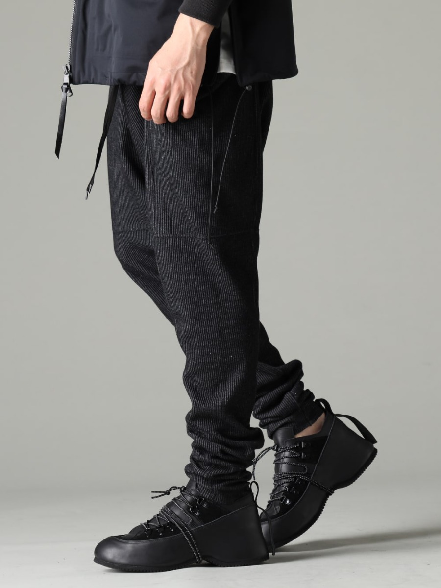 The Viridi-anne 23SS Relaxing Silhouette Pants with Stripe Knit and Drop Crotch - VI-3595-04-Black Striped Knit Drop Crotch Pants Black VI-3620-09-Black in-heel shoes  3-002