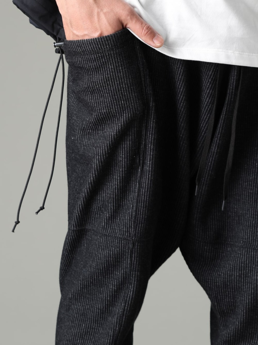 The Viridi-anne 23SS Relaxing Silhouette Pants with Stripe Knit and Drop Crotch - VI-3595-04-Black Striped Knit Drop Crotch Pants Black VI-3620-09-Black in-heel shoes  3-004