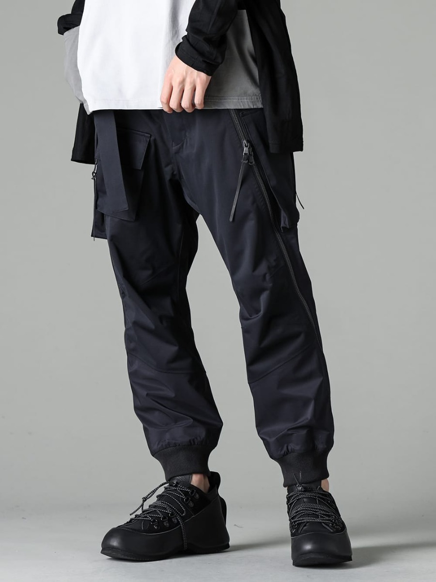 The Viridi-anne 2023SS Tactical pants made from a combination of two types of three-layered fabric. 春夏のStylingの主役になるタクティカルパンツ VI-3559-04-Black - Water Repellent Tactical Pants Black - VI-3620-09-Black - In-Heel Shoes Black 3-001