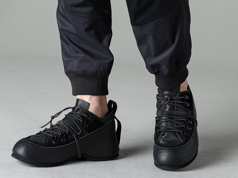 The Viridi-anne 2023SS 春夏のStylingの主役になるタクティカルパンツ - VI-3559-04-Black - Water Repellent Tactical Pants Black - VI-3620-09-Black - In-Heel Shoes Black 3-007