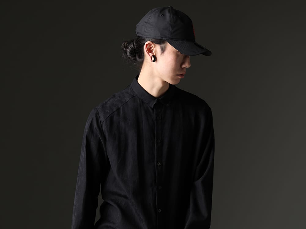 kujaku / Yohji Yamamoto 2023SS - A long shirt accentuates the A-line silhouette. - KJ-23SS18-Black(Jinchoge Shirt Black) HZ-H88-972(New Era × Yohji Yamamoto 930CS YY Dahlia) - 2-004
