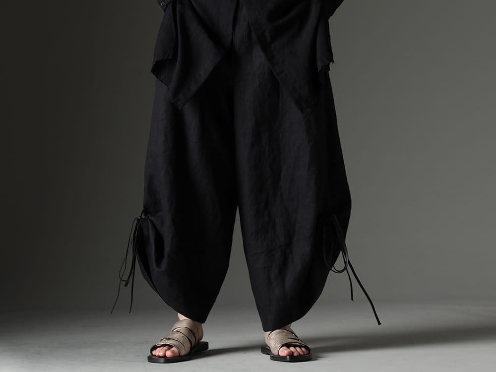 kujaku / DIMISSIANOS & MILLER 2023SS Kujaku has developed a new line of Mube pants that are a regular feature. - KJ-23SS28(Mube Pants) Tessera-Louria-calf-silver(Tessera Louria calf Sandals Black × Silver) - 3-001