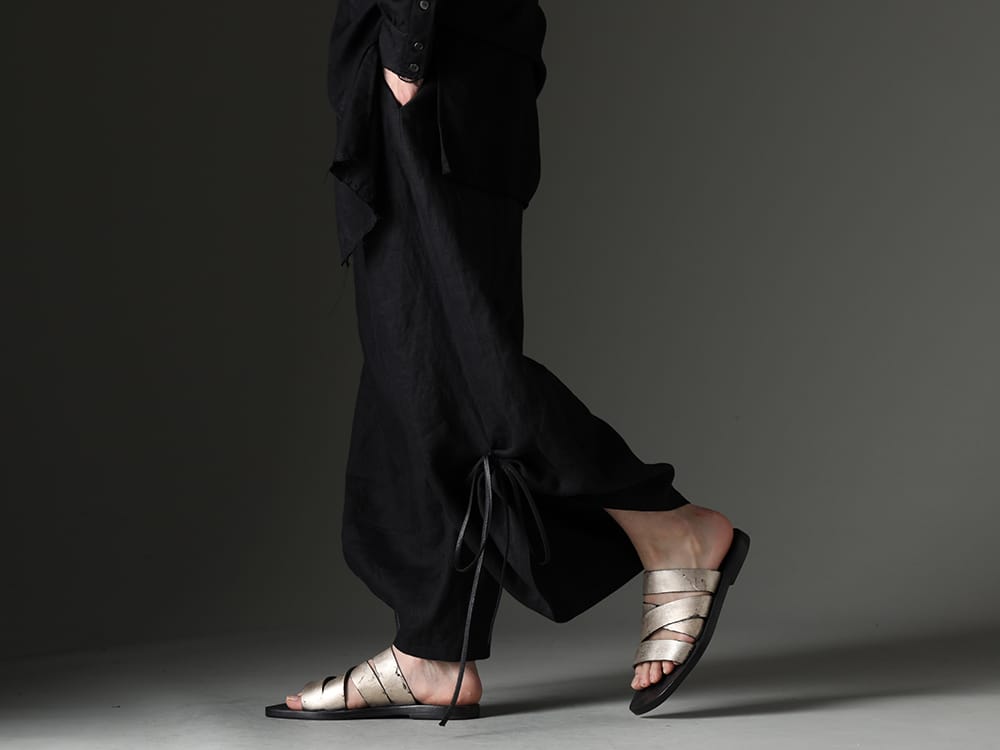 kujaku / DIMISSIANOS & MILLER 2023SS Kujaku has developed a new line of Mube pants that are a regular feature. - KJ-23SS28(Mube Pants) Tessera-Louria-calf-silver(Tessera Louria calf Sandals Black × Silver) - 3-002