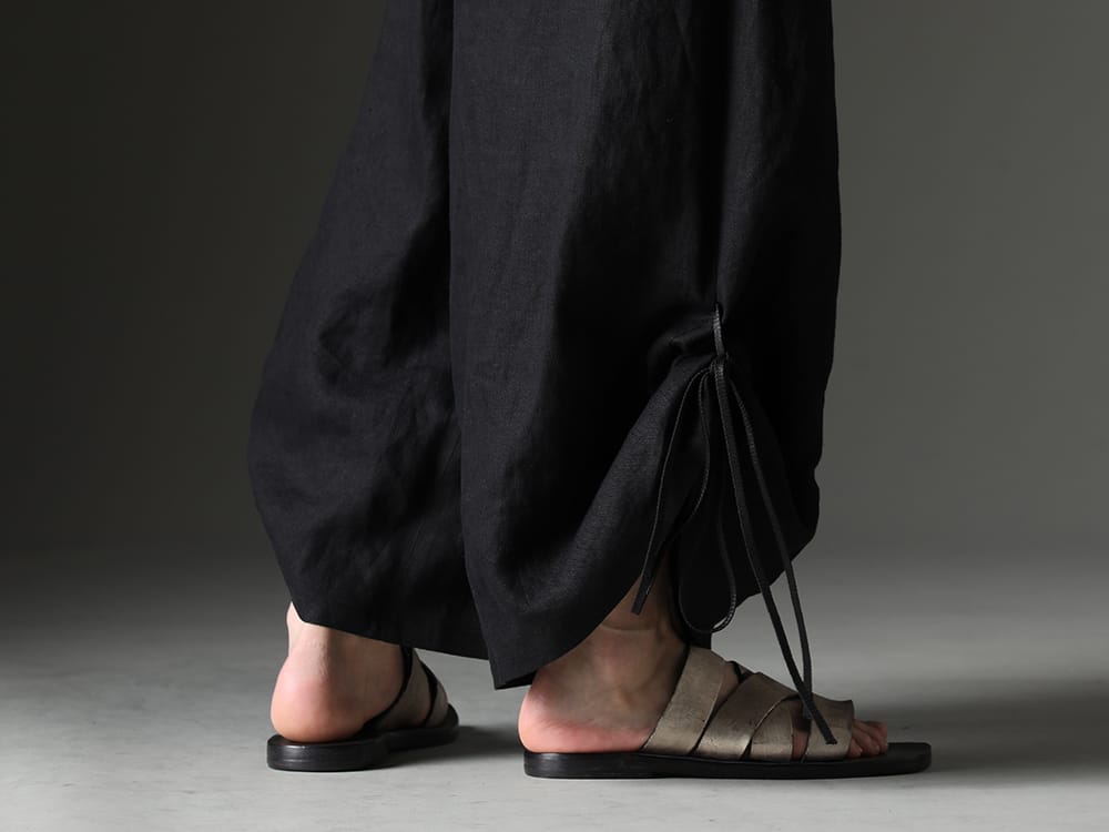 kujaku / DIMISSIANOS & MILLER 2023SS Kujaku has developed a new line of Mube pants that are a regular feature. - KJ-23SS28(Mube Pants) Tessera-Louria-calf-silver(Tessera Louria calf Sandals Black × Silver) - 3-006