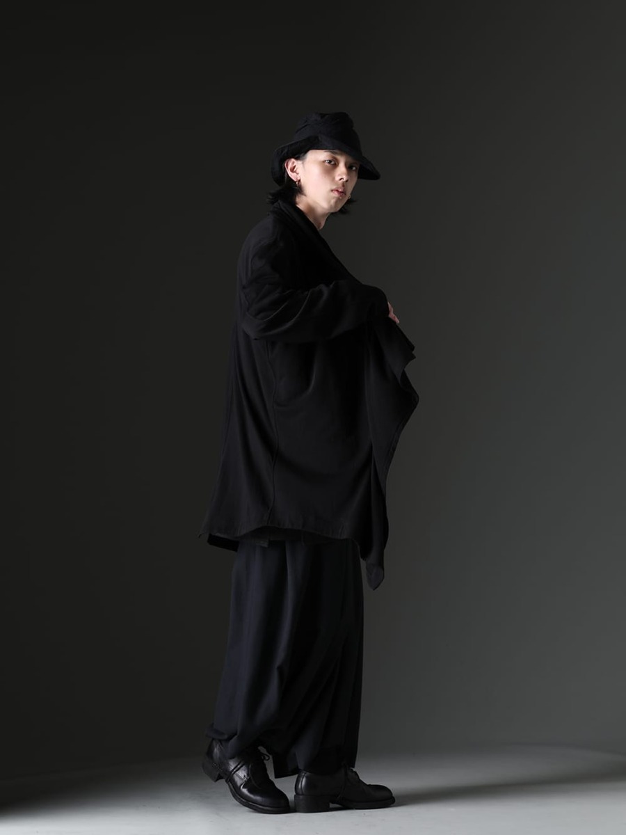 JULIUS / nude:masahiko maruyama / Forme D'expression / kujaku / Guidi 2023SS - A style with fashionable feel that makes use of draping with new product from kujaku. - 819CUM3-black(Cotton/Cupro Jersey Drape Cardigan Black) NU-1687(Oversized Short Sleeve T-Shirt) HH015-GBMB(Skewed Fedora) KJ-23SS13(Benibana Pants) 792Z(Classic Derby Shoes Double Sole - Horse Full Grain Leather) - 1-002