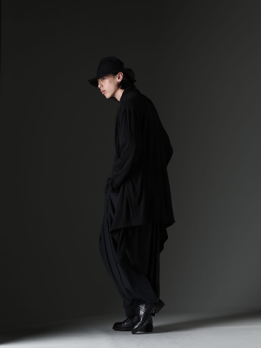 JULIUS / nude:masahiko maruyama / Forme D'expression / kujaku / Guidi 2023SS - A style with fashionable feel that makes use of draping with new product from kujaku. - 819CUM3-black(Cotton/Cupro Jersey Drape Cardigan Black) NU-1687(Oversized Short Sleeve T-Shirt) HH015-GBMB(Skewed Fedora) KJ-23SS13(Benibana Pants) 792Z(Classic Derby Shoes Double Sole - Horse Full Grain Leather) - 1-003