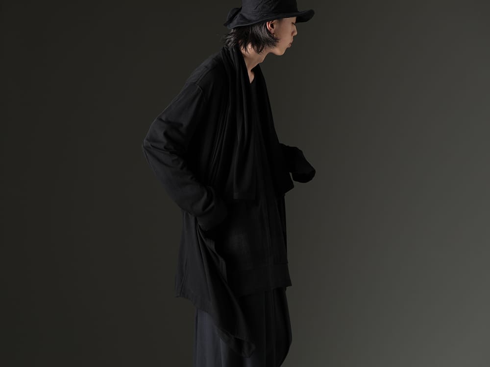JULIUS 2023SS - Enjoy the depth of black with drapes and woven patterns. - JULIUS / nude:masahiko maruyama / Forme D'expression 2023SS - Enjoy the depth of black with drapes and woven patterns. - 819CUM3-black(Cotton/Cupro Jersey Drape Cardigan Black) NU-1687(Oversized Short Sleeve T-Shirt) HH015-GBMB(Skewed Fedora) - 2-002