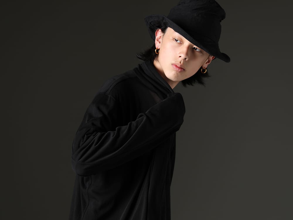 JULIUS / Forme D'expression 2023SS - Enjoy the depth of black with drapes and woven patterns. - 819CUM3-black(Cotton/Cupro Jersey Drape Cardigan Black) HH015-GBMB(Skewed Fedora) - 2-006