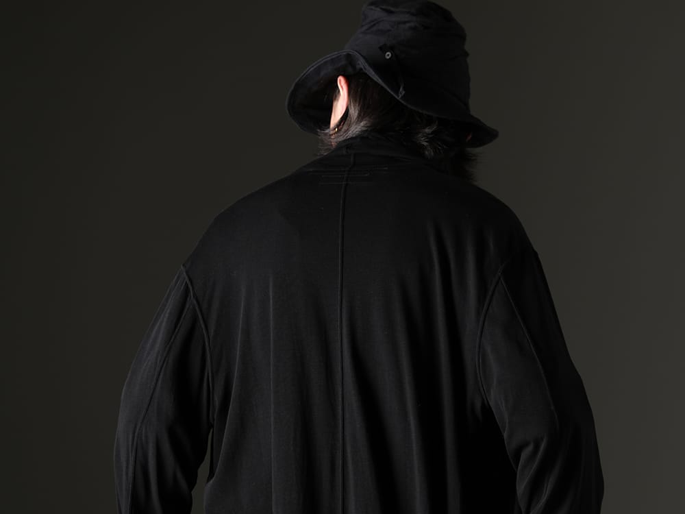 JULIUS / Forme D'expression 2023SS - Enjoy the depth of black with drapes and woven patterns. - 819CUM3-black(Cotton/Cupro Jersey Drape Cardigan Black) HH015-GBMB(Skewed Fedora) - 2-008