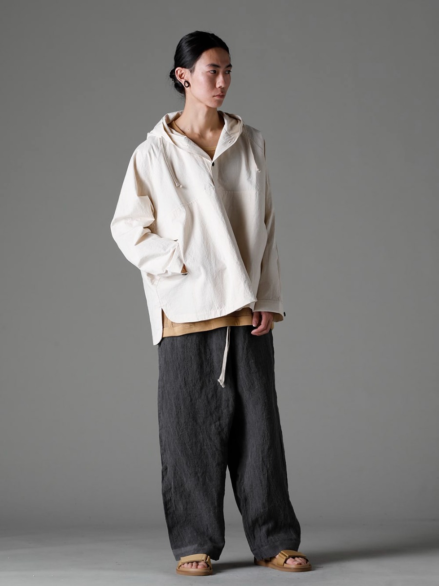 O project(オー プロジェクト) 23SS(春夏) スタイリング - 軽快さと強度を兼ね備えたリネンファインキャンバス - 春夏におすすめなコーディネート - O15JKT2-KINARI フーディー プルオーバー ジャケット キナリ ファイン キャンバス O15TT1-YELLOW-BEIGE スリーブレス ティー コットン ヘンプ ジャージー O15TR4-DK-SUMI ジョギング トラウザー ダーク スミ ダイ フラックス ローン US9561-Tan メンズ サンダル タン 1-001